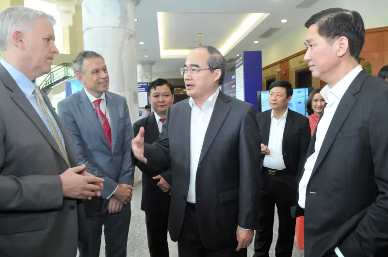 Bí thư Thành ủy TPHCM Nguyễn Thiện Nhân trao đổi với các đại biểu. Ảnh: CAO THĂNG