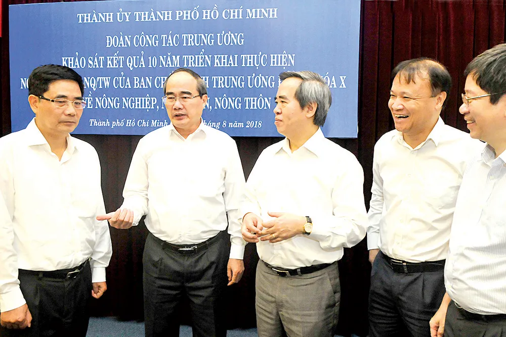 Bí thư Thành ủy TPHCM Nguyễn Thiện Nhân và Trưởng ban kinh tế Trung ương Nguyễn Văn Bình trao đổi cùng các đại biểu. Ảnh: Cao Thăng