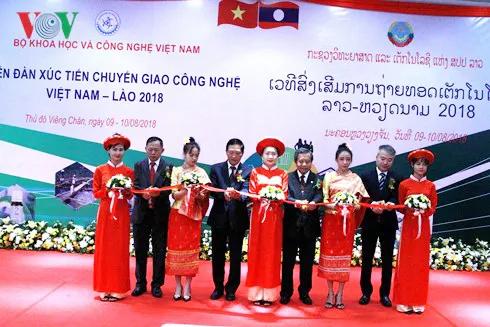 Các đại biểu cắt băng khai mạc diễn đàn.