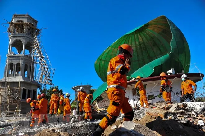 Lực lượng cứu hộ tìm kiếm nạn nhân sau trận động đất ở đảo Lombok của Indonesia ngày 7-8. Ảnh: THX/TTXVN