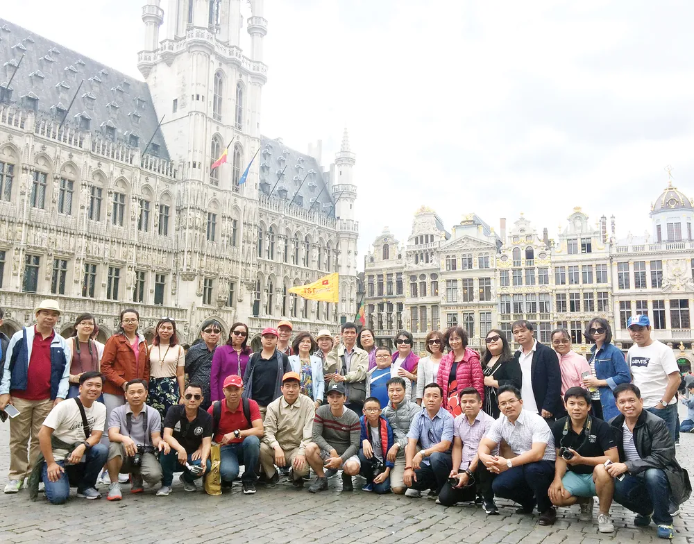 Đoàn khách TST tourist du ngoạn mùa thu châu Âu