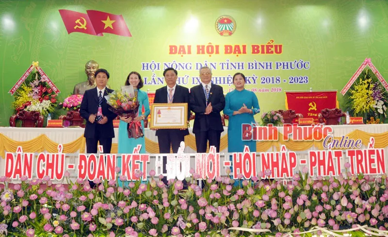 Thừa ủy quyền của Chủ tịch nước, Phó Bí thư Thường trực Tỉnh ủy Bình Phước Trần Tuệ Hiền tặng Huân chương Lao động hạng Nhất cho Hội Nông dân tỉnh Bình Phước. Ảnh: Báo Bình Phước
