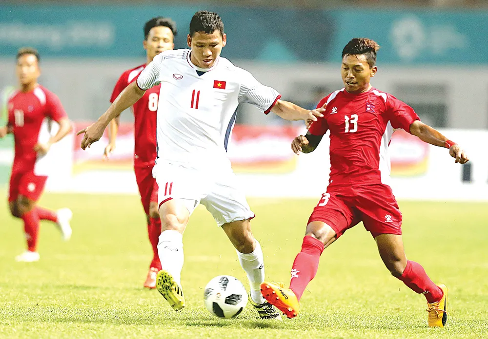 Anh Đức (trái) và Olympic Việt Nam phải chiến đấu hết mình bất kể đối thủ là ai. Ảnh: DŨNG PHƯƠNG