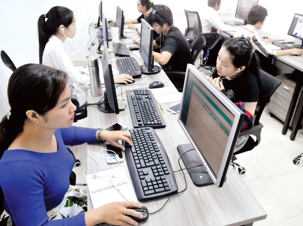 Các bạn trẻ làm việc tại không gian khởi nghiệp cho thanh niên thành phố. Ảnh: Cao Thăng