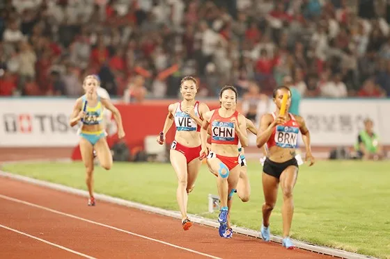 Quách Thị Lan (7) cùng đồng đội đoạt HCĐ nội dung 4x400m nữ