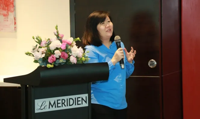 Bà Wai San Siew, Giám đốc đào tạo ICAEW khu vực Đông Nam Á trao đổi với sinh viên tại buổi giới thiệu chương trình ngày 7-9 tại TPHCM