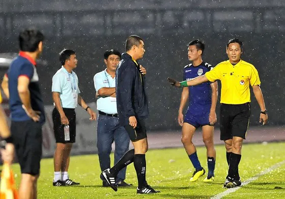 Trọng tài Văn Lập lại "nổi tiếng" sau vòng 22. Ảnh: NGUYỄN NHÂN