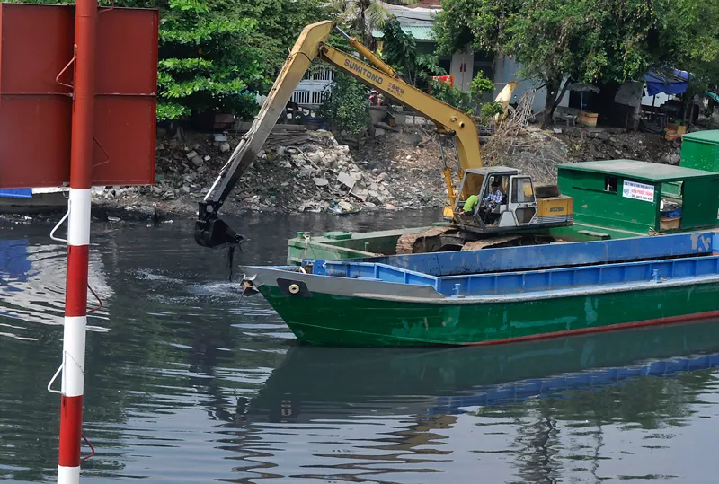 Nạo vét rạch Ruột Ngựa tại quận 8. Ảnh: CAO THĂNG