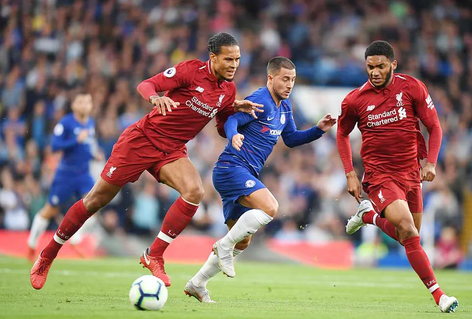 Chelsea (giữa) và Liverpool hòa nhau 1 - 1 tại vòng 7 Giải Ngoại hạng Anh.