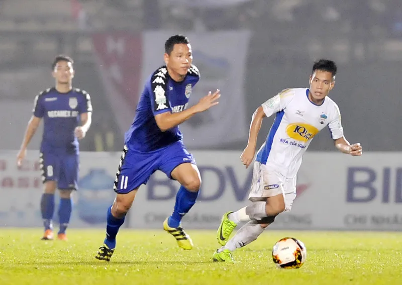 Bình Dương (áo xanh) trong trận thắng Hoàng Anh Gia Lai 4 - 1. Ảnh: NGUYỄN NHÂN