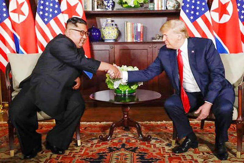 Tổng thống Mỹ Donald Trump và nhà lãnh đạo Triều Tiên Kim Jong-un ở cuộc gặp thượng đỉnh lần đầu tiên tại Singapore hồi tháng 6-2018