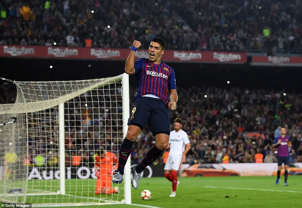 Tiền đạo Luis Suarez ghi bàn thắng vào lưới Sevilla, nâng tỷ số lên 3 - 0 cho Barcelona