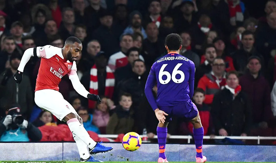 Arsenal (trái) trong trận hòa 1 - 1 với Liverpool. Ảnh: Dailymail