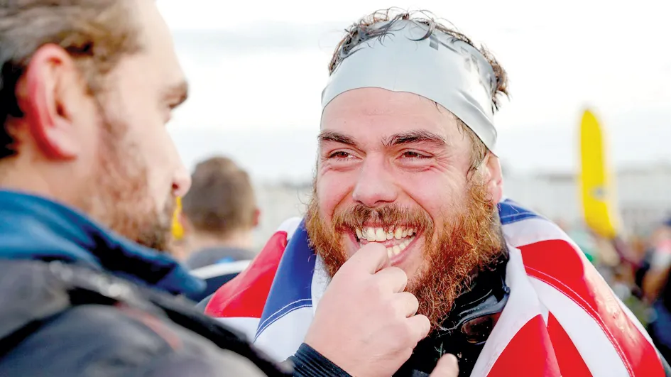 Người đầu tiên bơi vòng quanh nước Anh