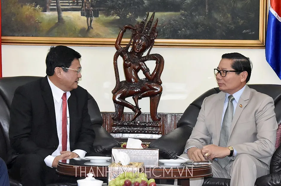 Phó Chủ tịch UBND TPHCM Huỳnh Cách Mạng chúc mừng kỷ niệm 65 năm Ngày Độc lập Vương quốc Campuchia đến Tổng Lãnh sự Vương quốc Campuchia tại TPHCM Im Hen. Ảnh: hcmcpv