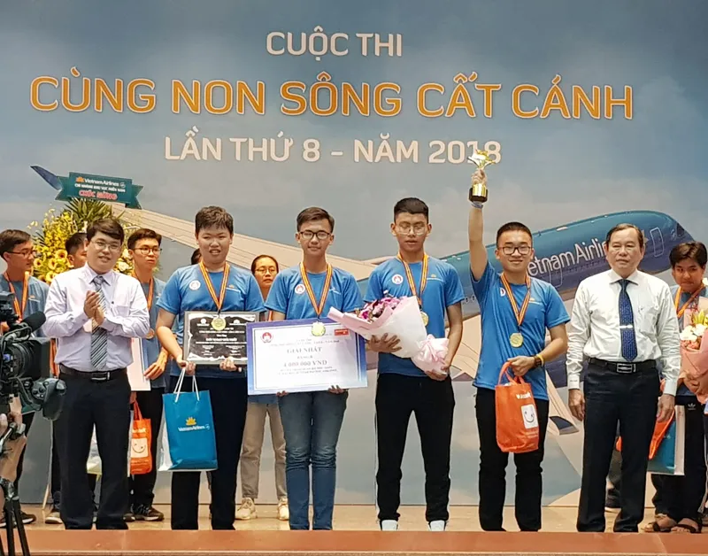 Trường THPT Chuyên Lê Hồng Phong giành giải nhất cuộc thi “Cùng non sông cất cánh” ảnh 2