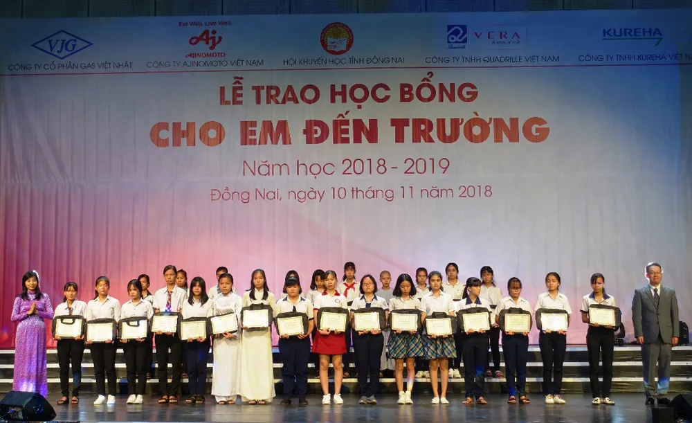 Trao 400 phần học bổng cho học sinh nghèo vượt khó ở Đồng Nai ảnh 2
