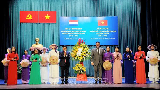 Phó Chủ tịch UBND TPHCM Huỳnh Cách Mạng và Tổng lãnh sự Vương quốc Hà Lan tại TPHCM Carel Richter tặng hoa các nghệ sỹ biểu diễn tại buổi lễ. Ảnh: TTXVN