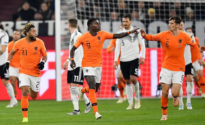 Q. Promes (số 9) sau khi ghi bàn rút ngắn tỷ số xuống 1 - 2 cho tuyển Hà Lan.