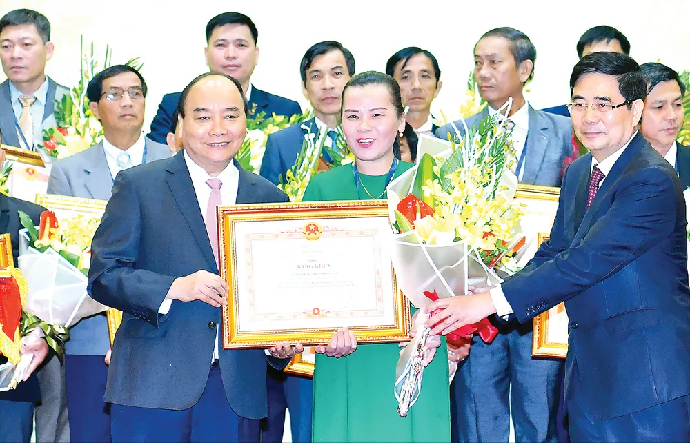 Thủ tướng trao bằng khen, tôn vinh các tổ chức, cá nhân có thành tích xuất sắc