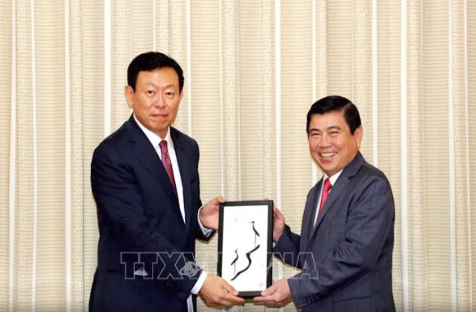 Chủ tịch UBND TPHCM Nguyễn Thành Phong tiếp ông Shin Dong Bin, Chủ tịch Tập đoàn Lotte (Hàn Quốc). Ảnh: TTXVN