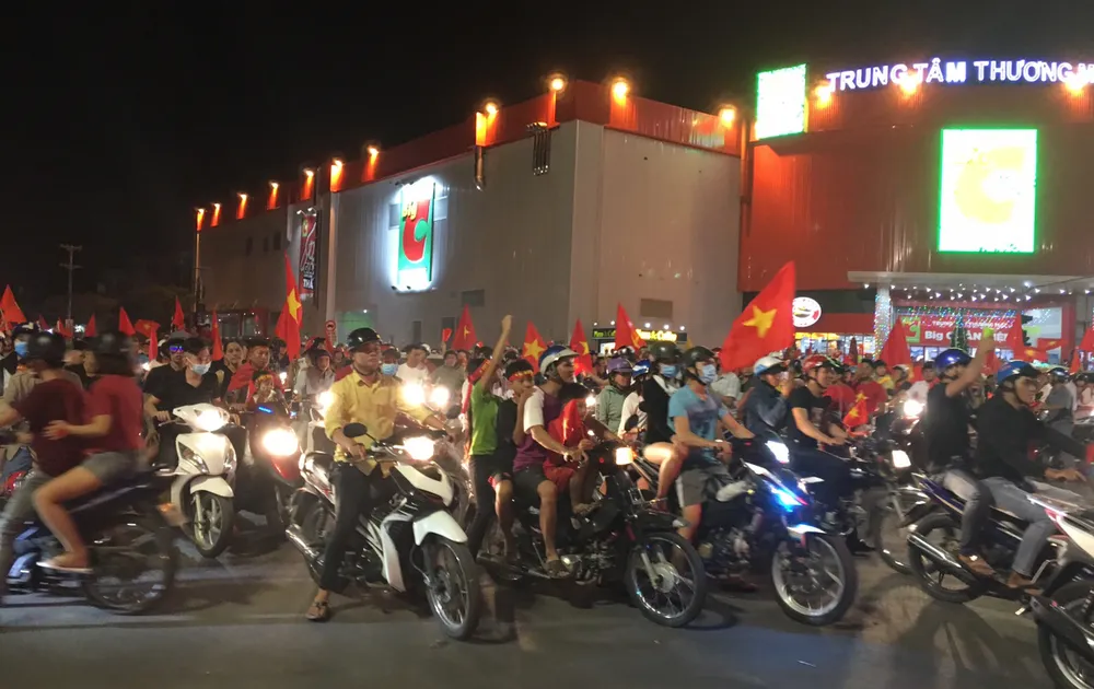 Người dân cả nước diễu hành mừng chiến thắng của tuyển Việt Nam ảnh 14