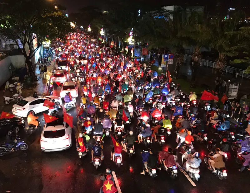 Người dân cả nước diễu hành mừng chiến thắng của tuyển Việt Nam ảnh 8