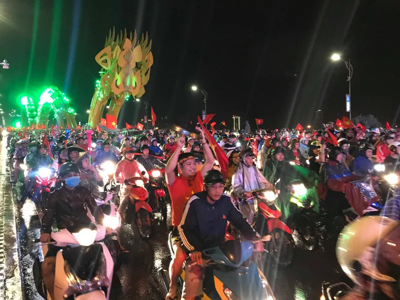 Người dân cả nước diễu hành mừng chiến thắng của tuyển Việt Nam ảnh 7