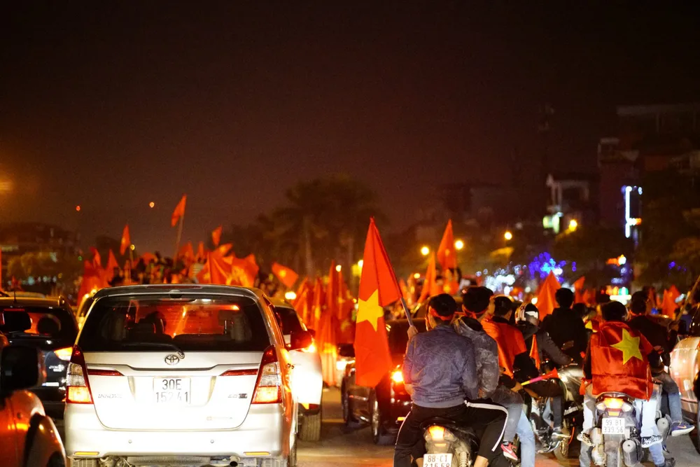 Người dân cả nước diễu hành mừng chiến thắng của tuyển Việt Nam ảnh 6