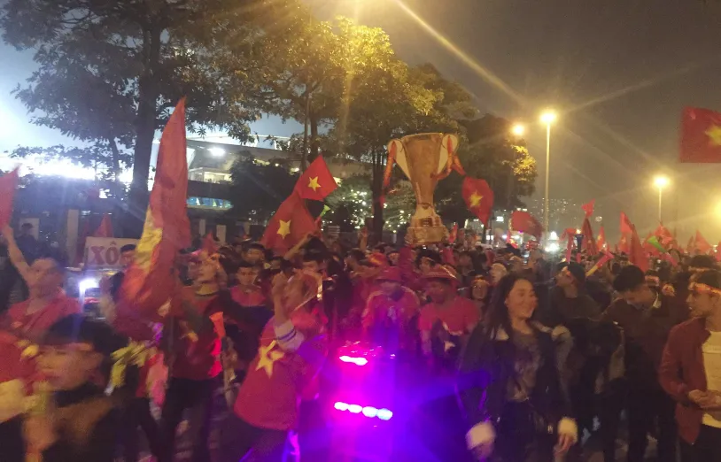 Người dân cả nước diễu hành mừng chiến thắng của tuyển Việt Nam ảnh 4