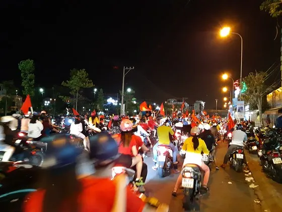 Người dân cả nước diễu hành mừng chiến thắng của tuyển Việt Nam ảnh 12