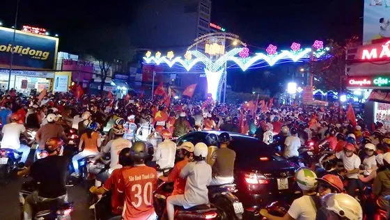 Người dân cả nước diễu hành mừng chiến thắng của tuyển Việt Nam ảnh 11