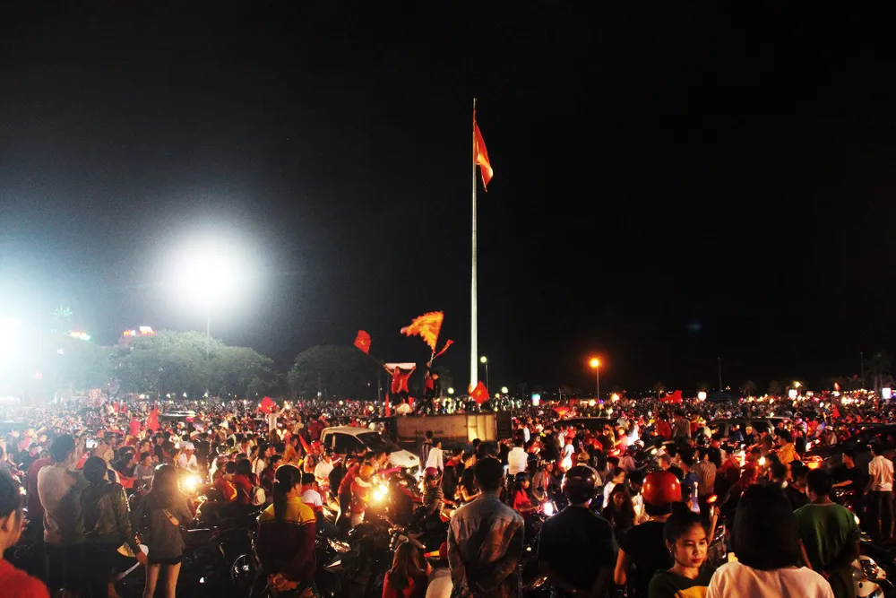 Người dân cả nước diễu hành mừng chiến thắng của tuyển Việt Nam ảnh 17