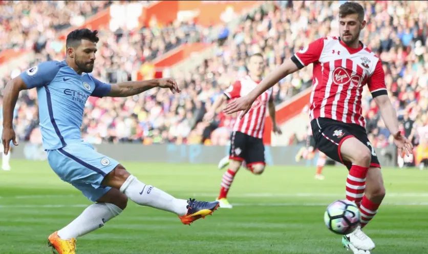 Manchester City (trái) quyết thắng Southampton để vượt mặt Tottenham