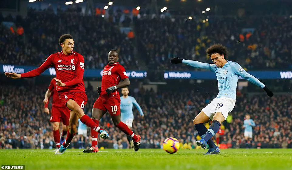 Leroy Sane tung cú sút ghi bàn ấn định chiến thắng 2 - 1 cho Manchester City.
