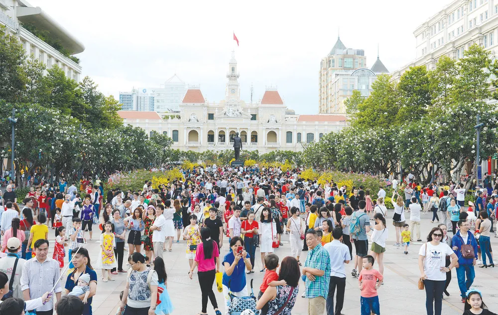 Người dân vui chơi ở phố đi bộ Nguyễn Huệ. Ảnh: VIỆT DŨNG