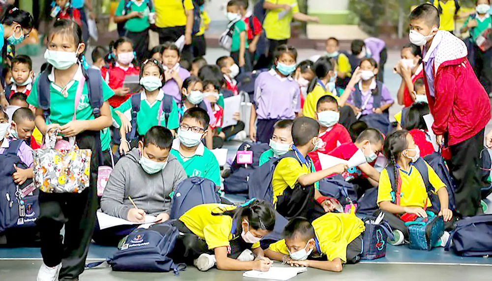 Học sinh ở Bangkok, Thái Lan phải đeo khẩu trang chống bụi để học tập