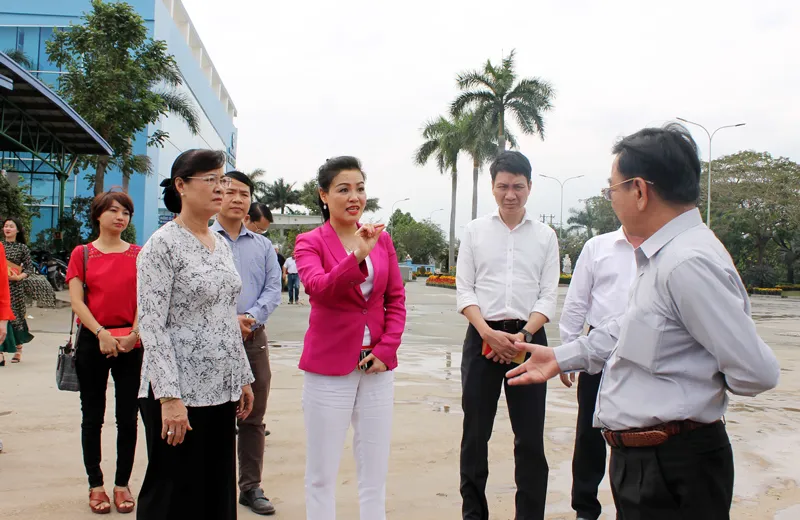 Chúc tết và lì xì công nhân bãi rác Đa Phước ảnh 2