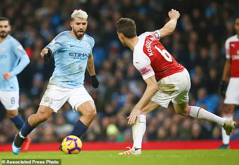 S.Aguero đi bóng trước Koscielny của Arsenal.