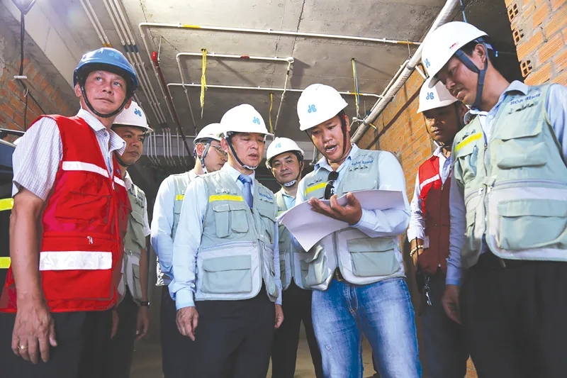 Ông Lê Viết Hải - Chủ tịch HĐQT, Tổng Giám đốc Công ty CP  Tập đoàn Xây dựng Hòa Bình trực tiếp xuống kiểm tra tiến độ thi công công trình trọng điểm 