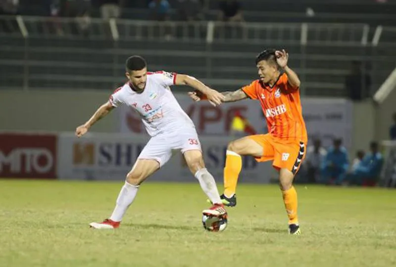 SHB Đà Nẵng (phải) trong trận thắng Viettel 3 - 1. Ảnh: VPF