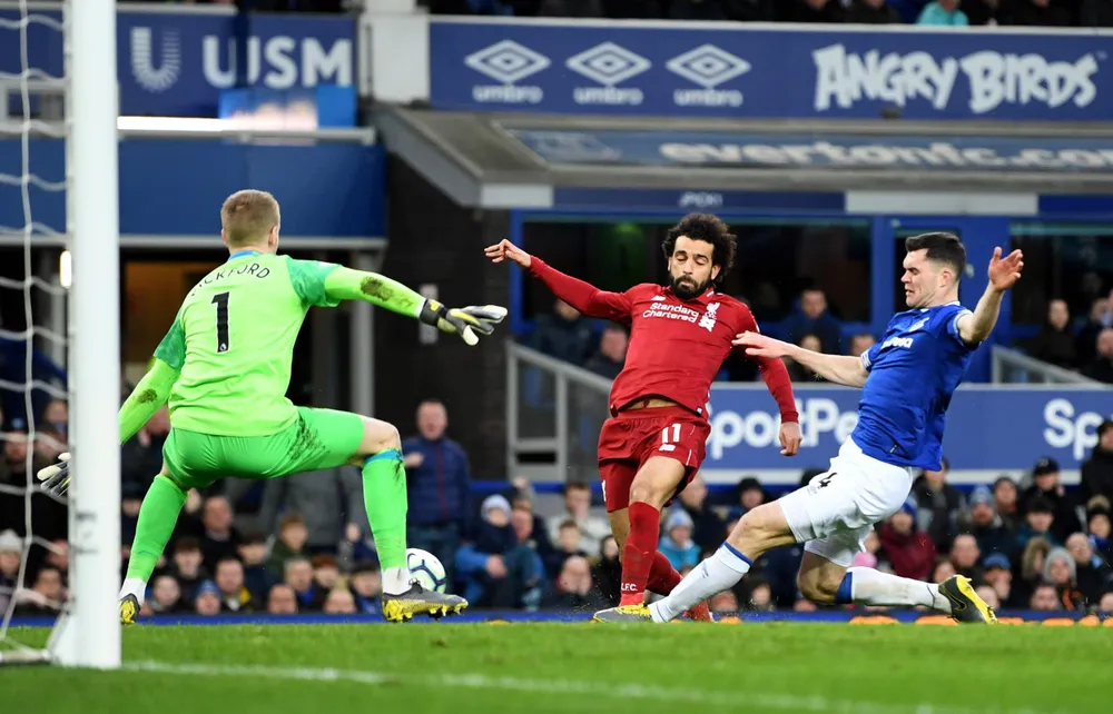 Liverpool (áo đỏ) bị Everton cầm hòa 0 - 0.