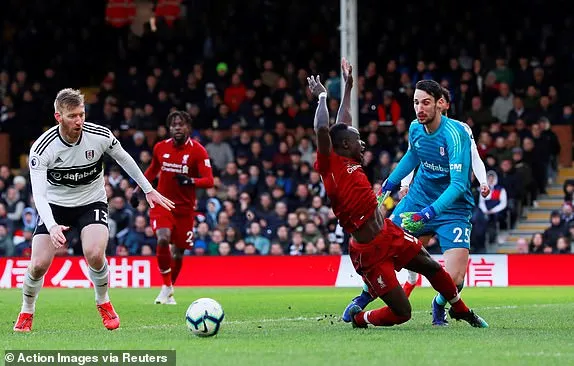 Liverpool (áo đỏ) trong trận thắng Fulham 2 - 1.