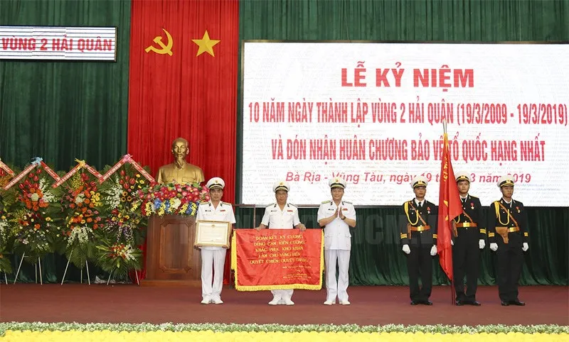 Chuẩn Đô đốc Phạm Văn Vững trao Huân chương Bảo vệ Tổ quốc hạng Nhất và tặng bức trướng truyền thống của Bộ Tư lệnh Hải quân cho Vùng 2 Hải quân. Ảnh: hcmcpv