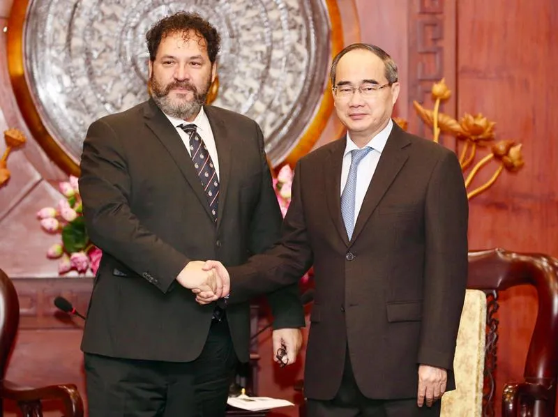 Bí thư Thành ủy TPHCM Nguyễn Thiện Nhân tiếp ông Carel Richter, Tổng Lãnh sự Hà Lan tại TPHCM   Ảnh: HOÀNG HÙNG