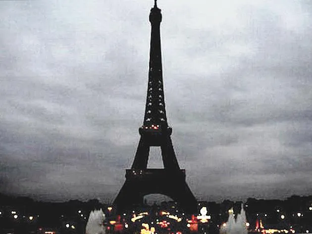 Tháp Eiffel hưởng ứng giờ Trái đất