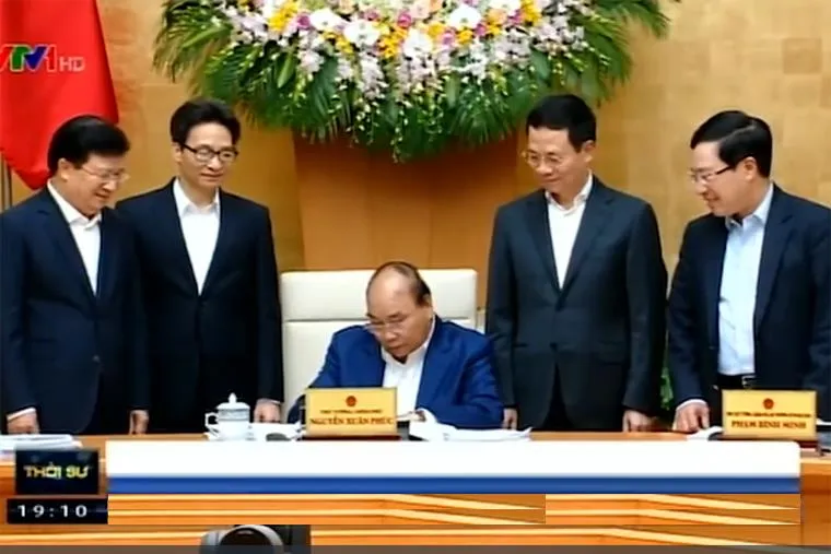 Thủ tướng Chính phủ Nguyễn Xuân Phúc ký Quyết định Phê duyệt quy hoạch phát triển và quản lý báo chí toàn quốc đến năm 2025. Ảnh: VTV