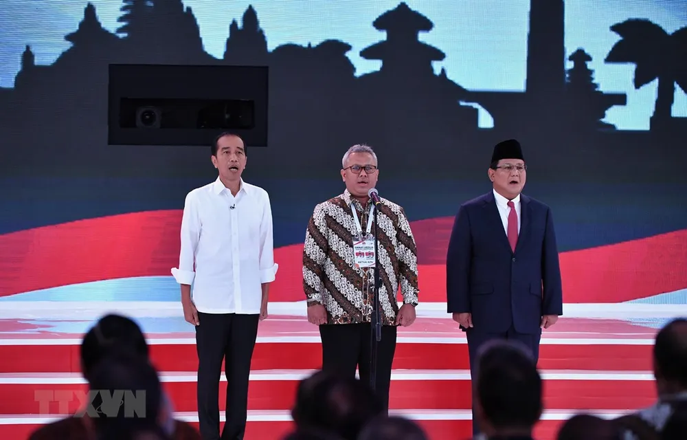 Tổng thống đương nhiệm Indonesia Joko Widodo (trái) và ông Prabowo Subianto (phải) tại cuộc tranh luận ở Jakarta ngày17-2.