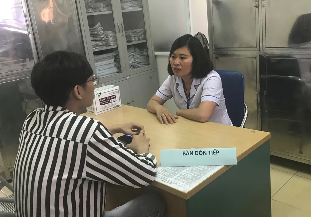 Nhân viên y tế Phòng khám đa khoa số 3 - Trung tâm Y tế Đống Đa tư vấn về PrEP cho khách hàng. Ảnh: Hanoimoi