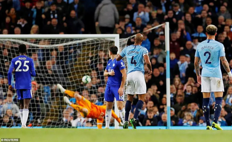 Kompany (số 4) tung cú sút đẹp mắt hạ thủ môn Schmeichel